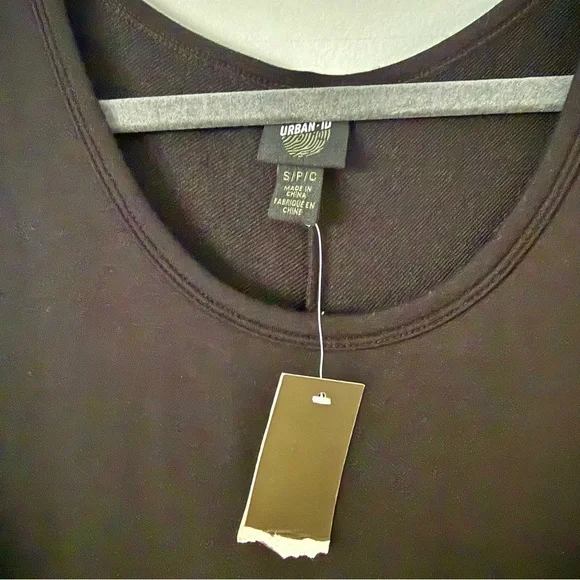 Classic Black Sleeveless Top - Picture 3 of 7